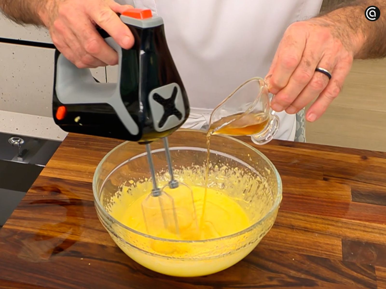 Vierte el vinagre de estragón reducido sobre las yemas y bate hasta que se una