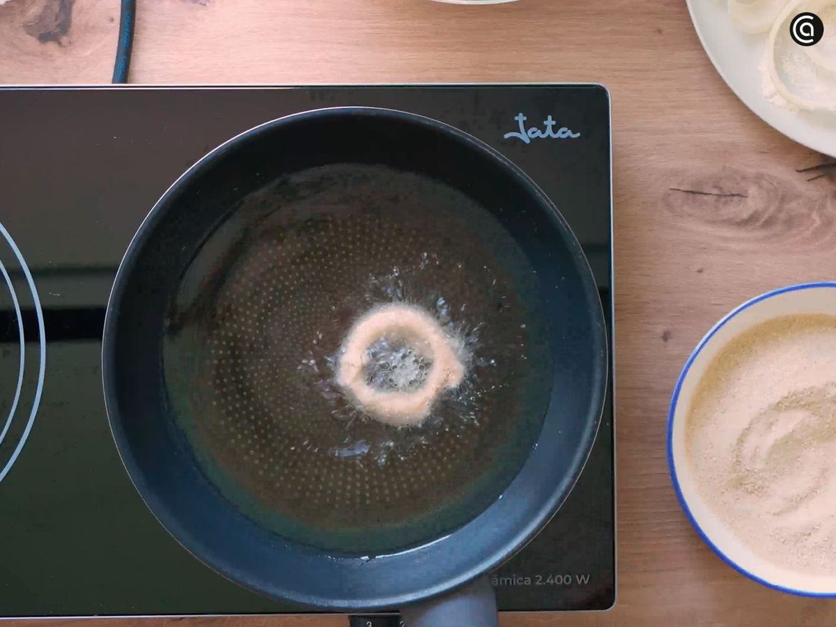 Pasa cada aro por la masa y luego por pan rallado