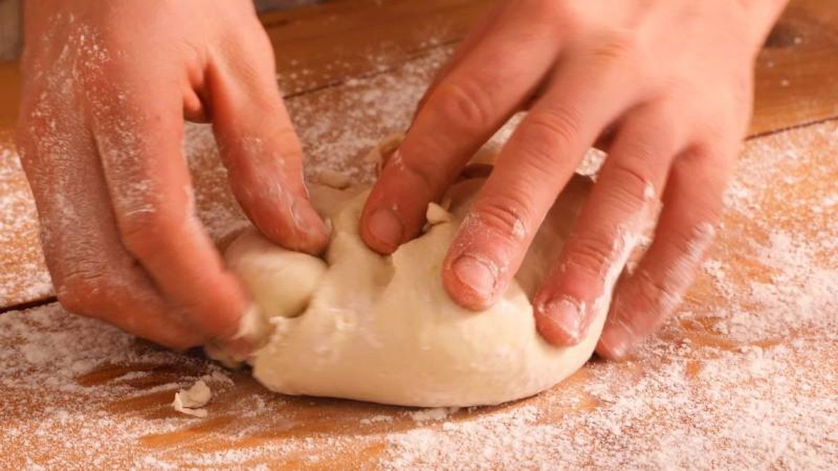 Amasar la masa varias veces asegura una textura esponjosa en el roscón de Reyes