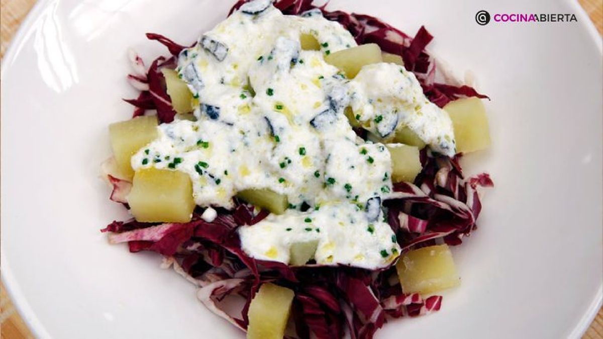 Ensalada de patata y radiccio, aliñada con yogur