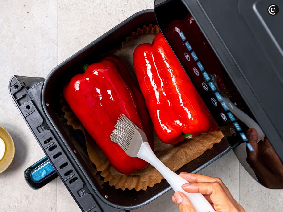 Cubre los pimientos con aceite y deja que se cocinen