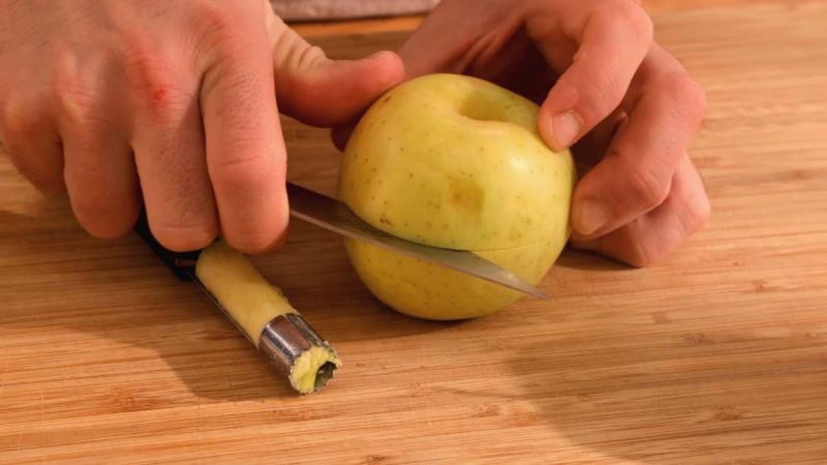 Quitar el corazón y hacer un corte horizontal en las manzanas ayuda a que se cocinen uniformemente y permite que los sabores se concentren durante el asado