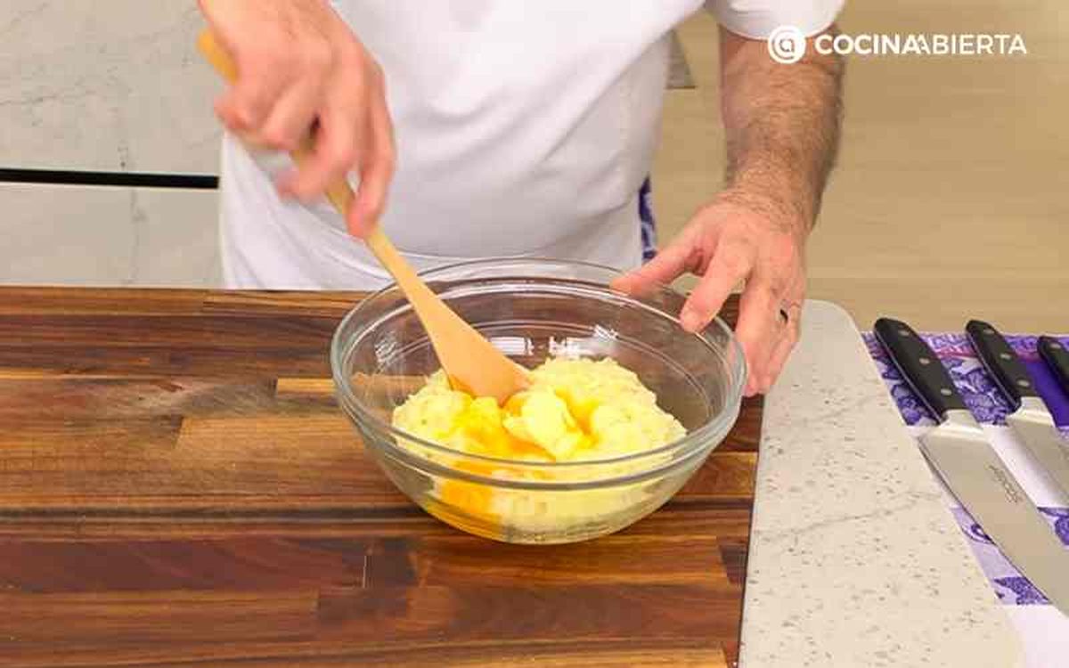 Añade mantequilla al puré de patata