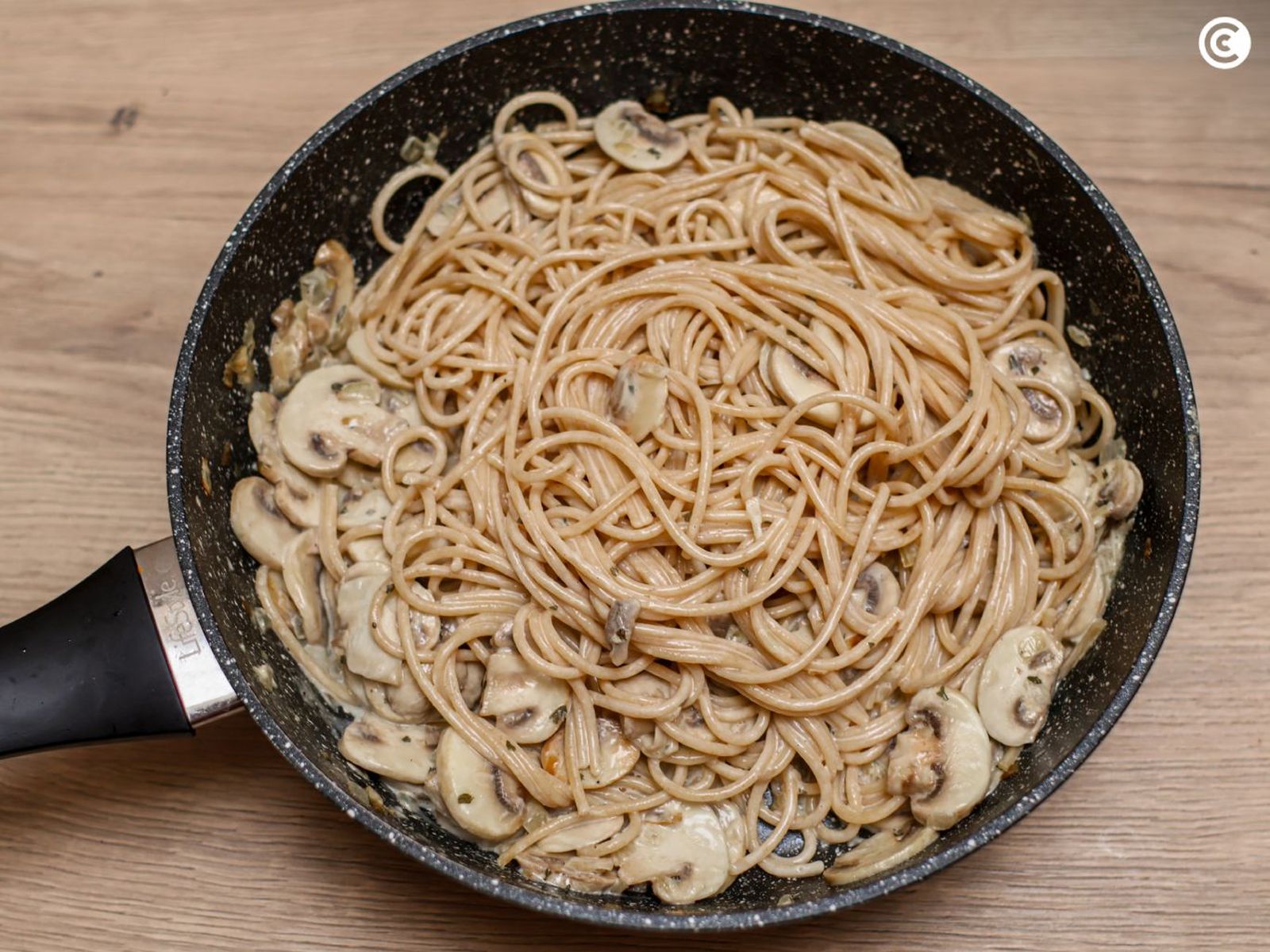 Agregar los espaguetis a la salsa de champiñones y nata Agregar los espaguetis a la salsa de champiñones y nata