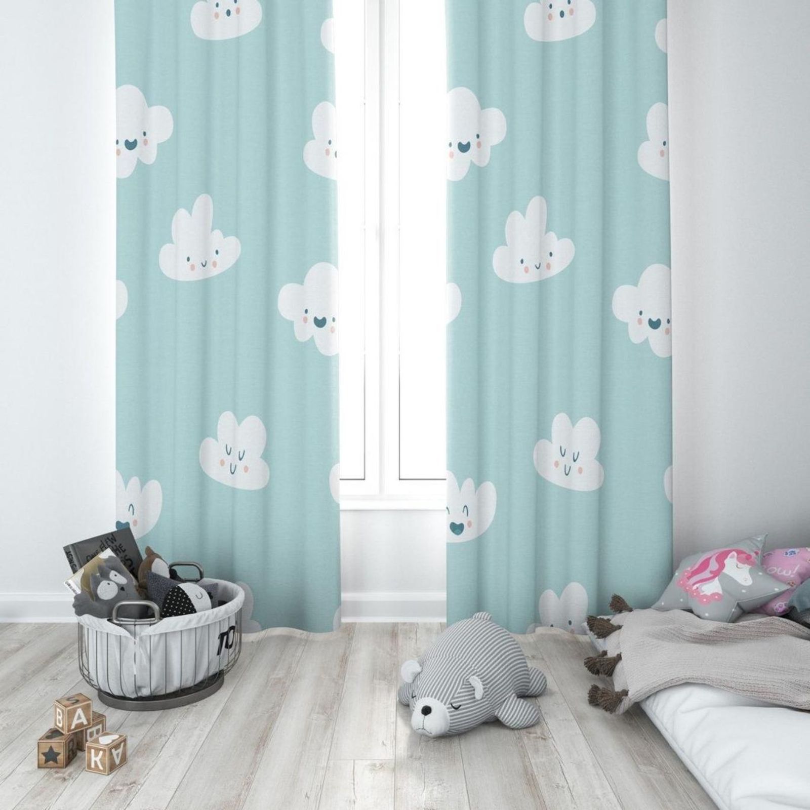 Cortinas infantiles azules con estampado de nubes sonrientes. Cortinas infantiles azules con estampado de nubes sonrientes.