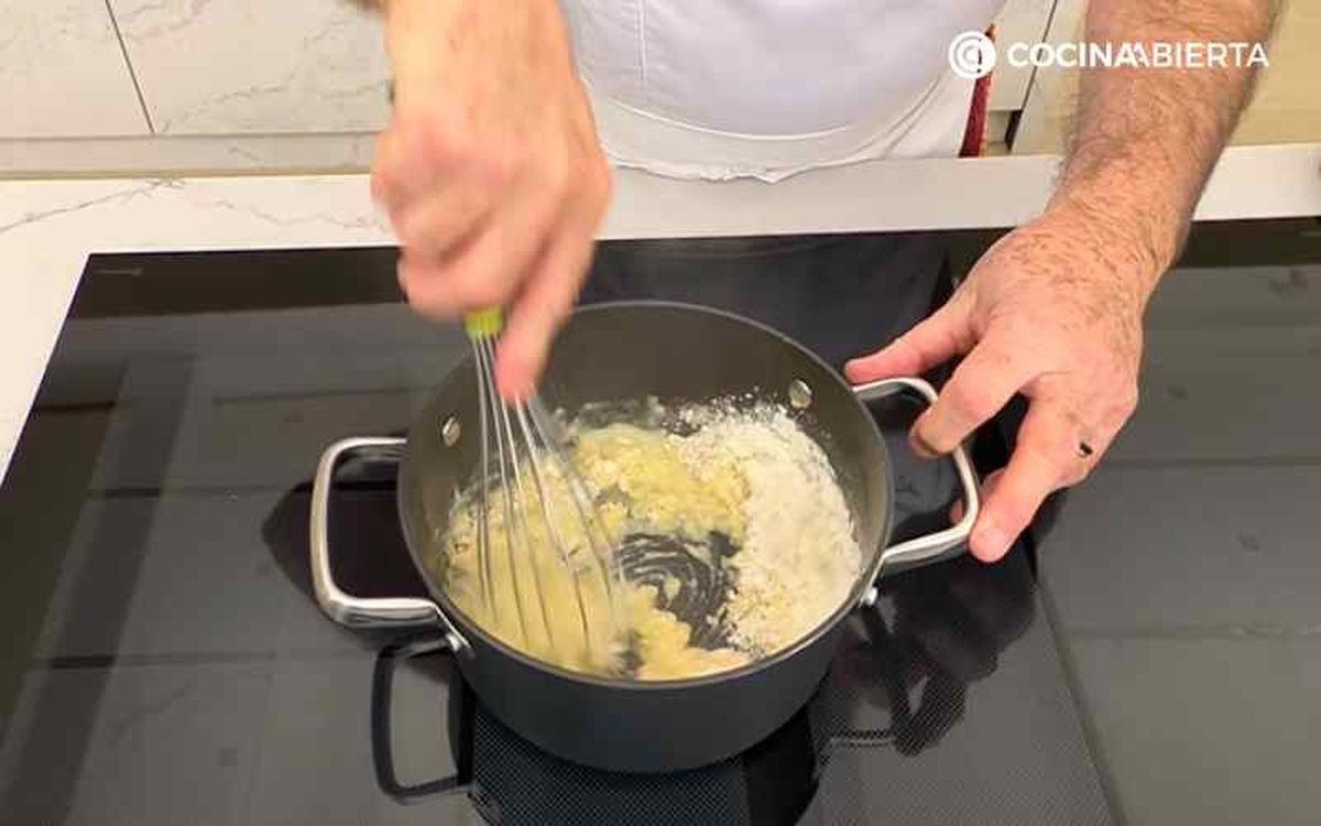 Prepara la masa de los profiteroles