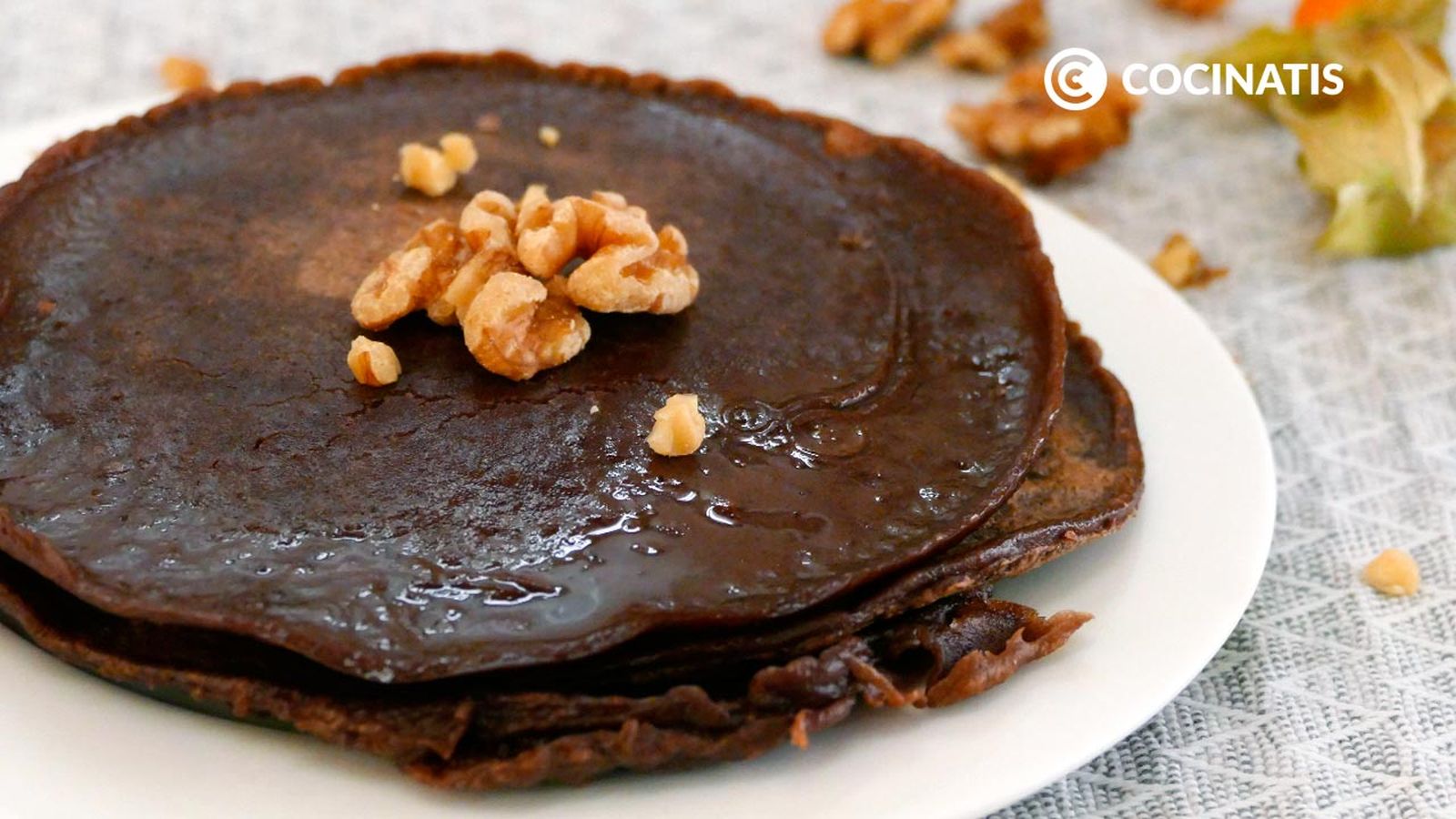 Sírvelas con unos frutos secos por encima Receta de tortitas de chocolate paso 6