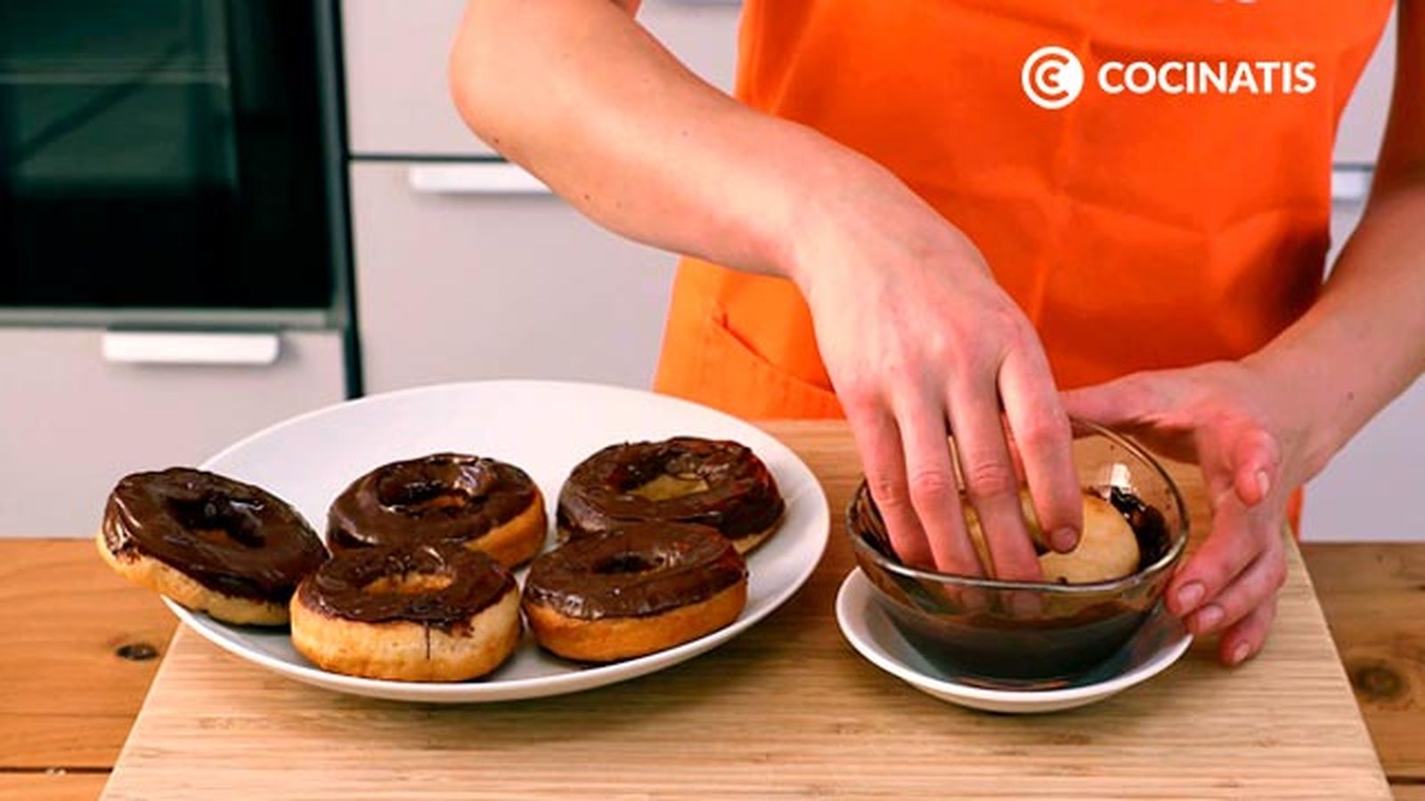 Mójalos en chocolate fundido Cómo hacer donuts caseros esponjosos con chocolate paso 6