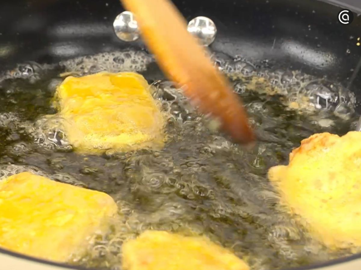 La horchata se fríe en aceite aromatizado con piel de naranja hasta que queda dorada.