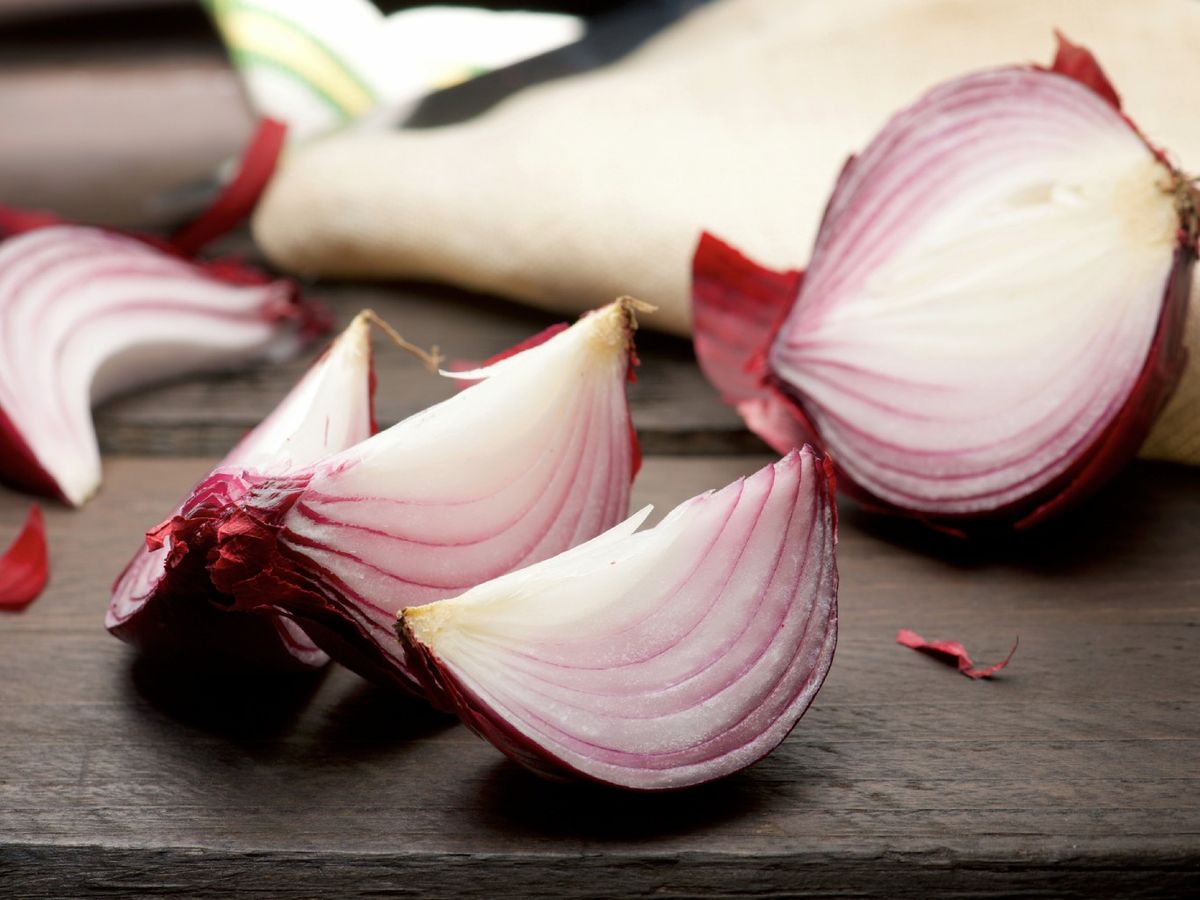 La cebolla tiene compuestos de azufre en su interior