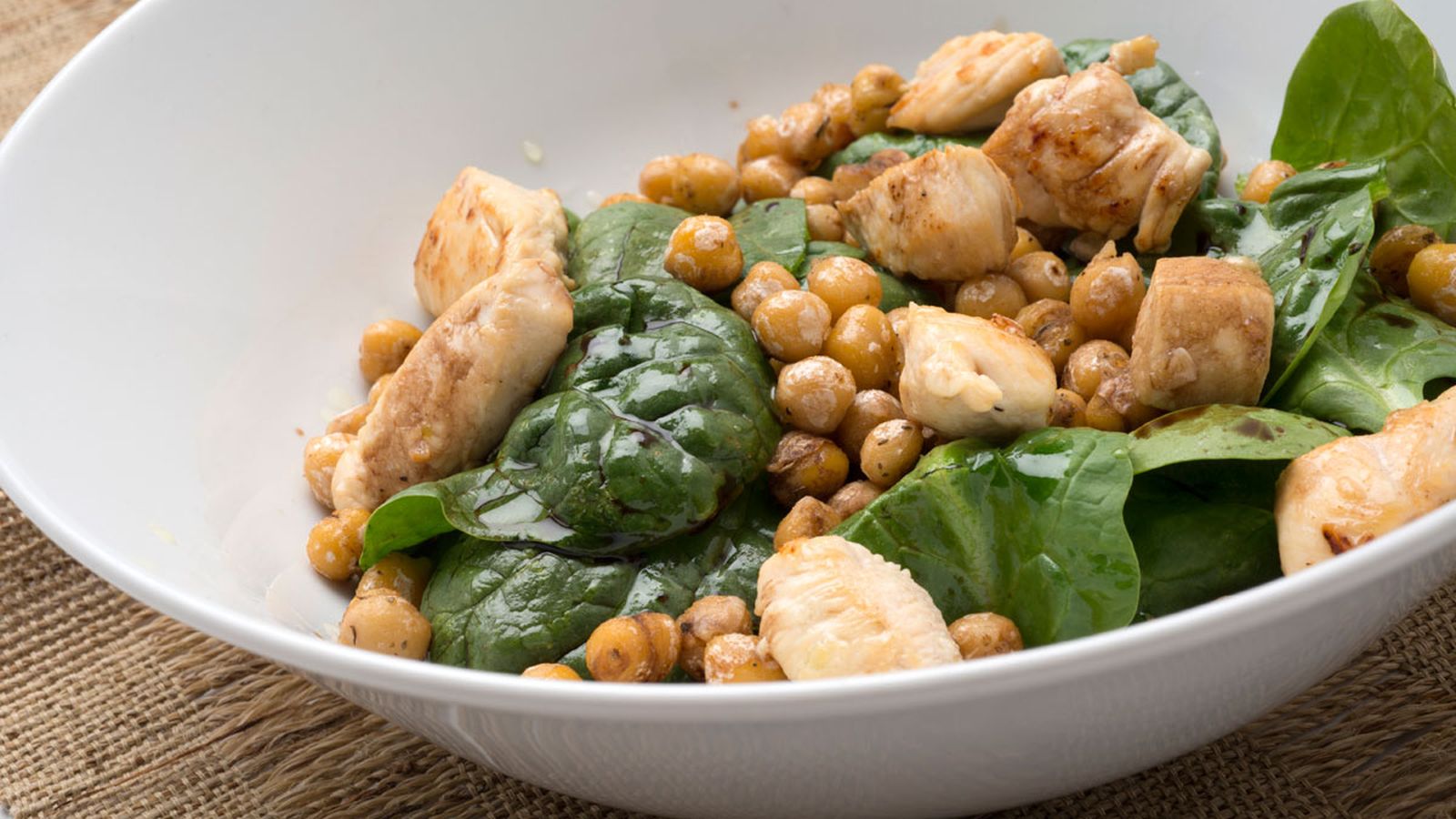 Ensalada de espinacas, pollo y garbanzos tostados 