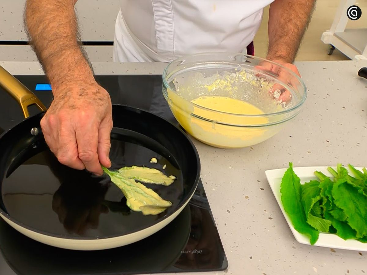 Pasa las hojas de borraja por la mezcla, fríelas hasta que estén doradas y escúrrelas