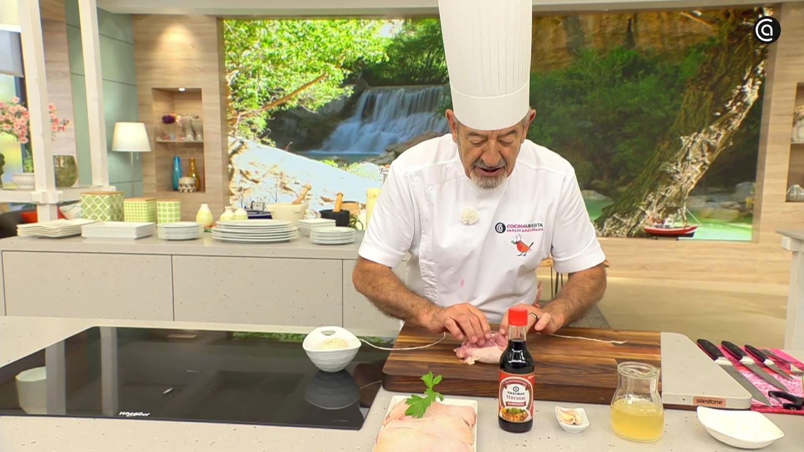 Enrolla el muslo de pollo deshuesado para poder atarlo con facilidad
