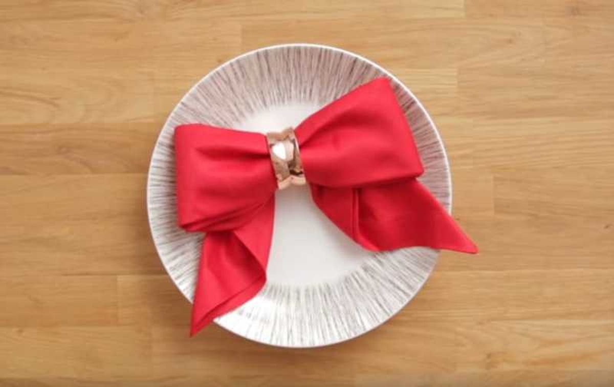Servilleta en forma de lazo para Navidad.