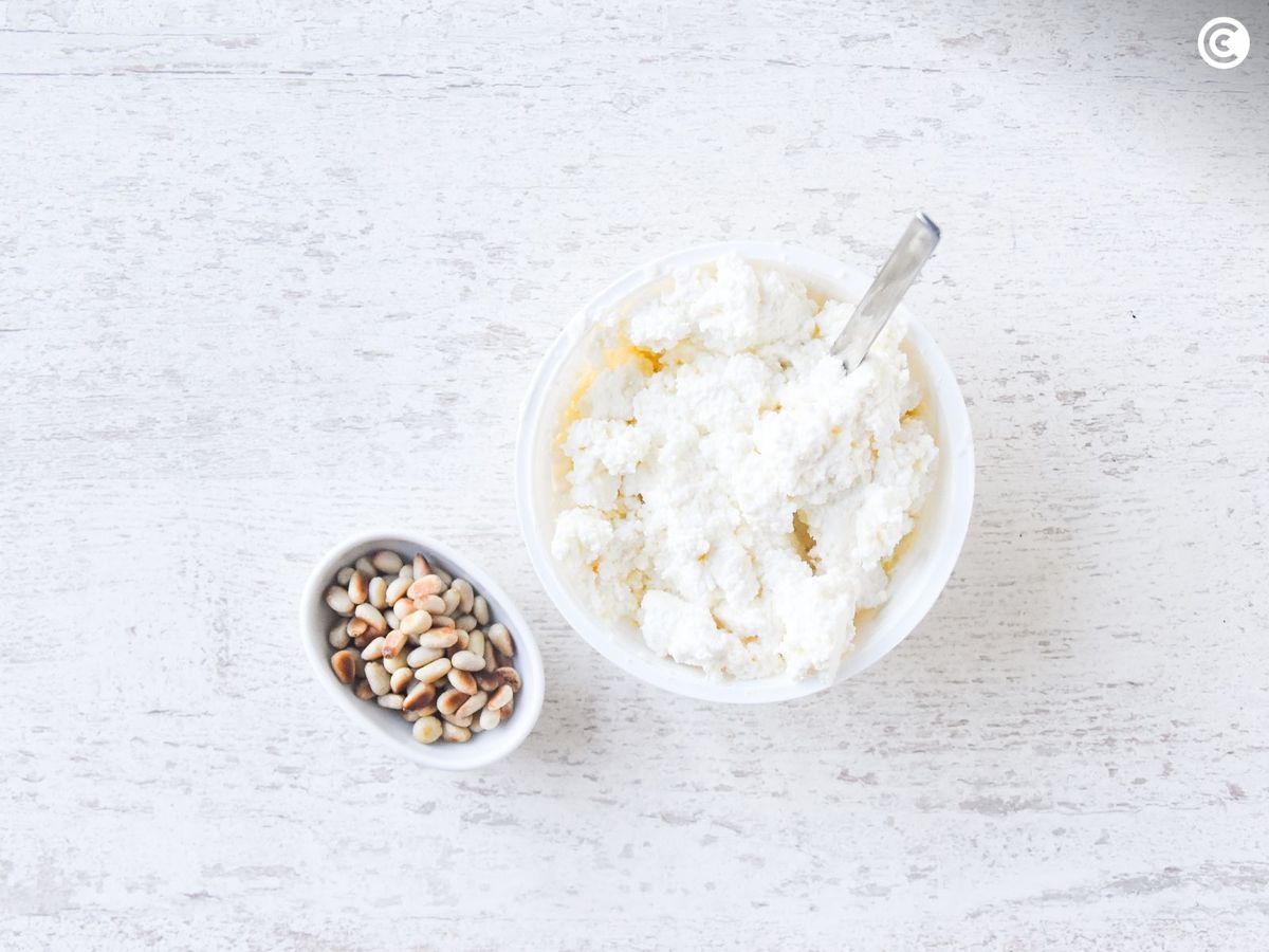 Ricotta, Parmesano y piñoones para la lasaña de espinacas
