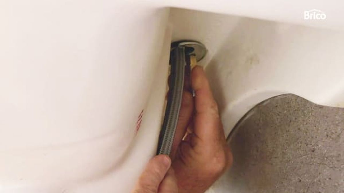 Bricomania 016 como cambiar grifo de lavabo paso7