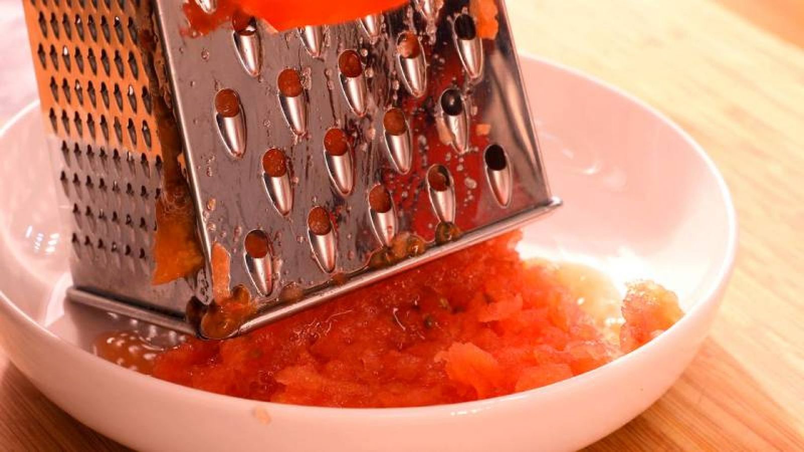 Preparando tomate fresco, un toque esencial para realzar el sabor del cordero guisado Preparando tomate fresco, un toque esencial para realzar el sabor del cordero guisado