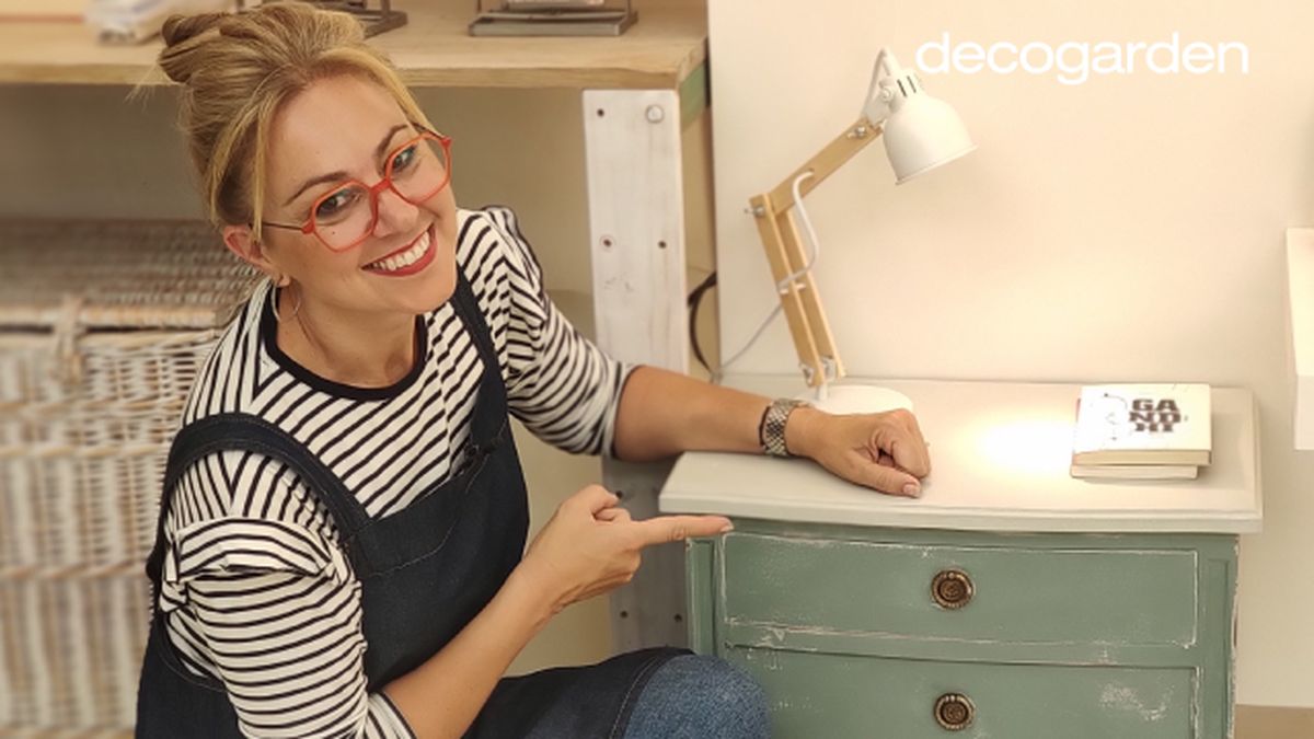 Yolanda Alzola mostrando el mueble pintado a la tiza.