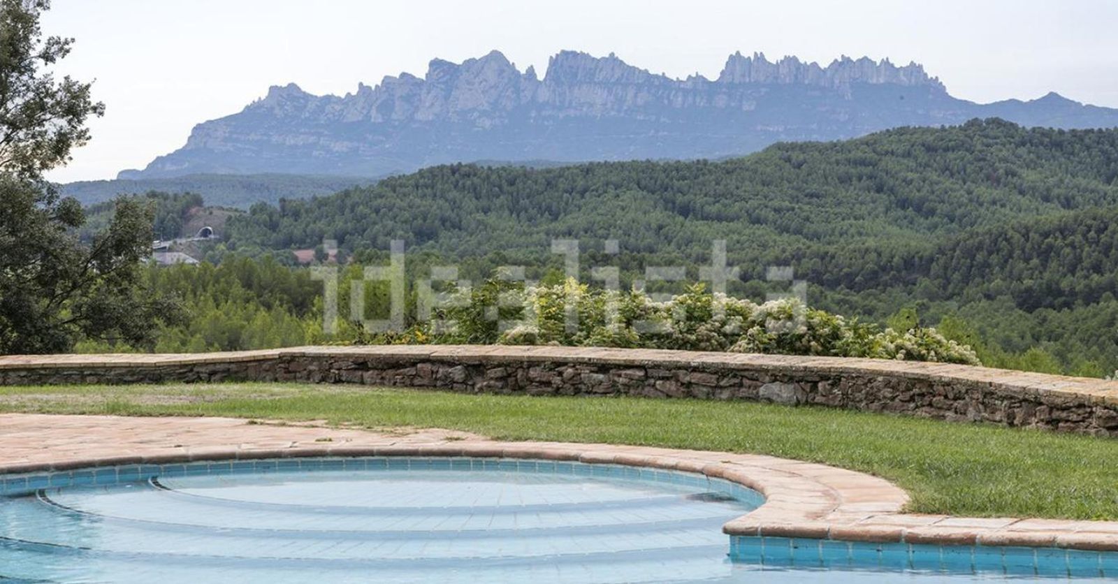 Vistas a la montaña de Montserrat desde Mas Morera.