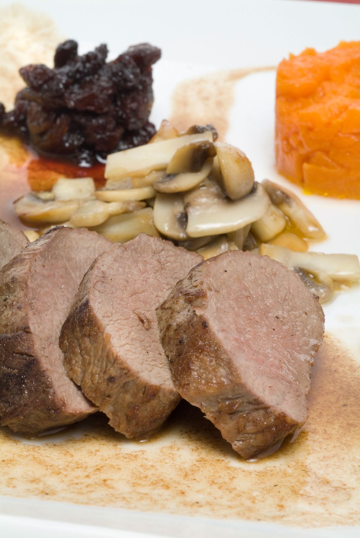 Lomo de corzo asado con pasas y champiñones