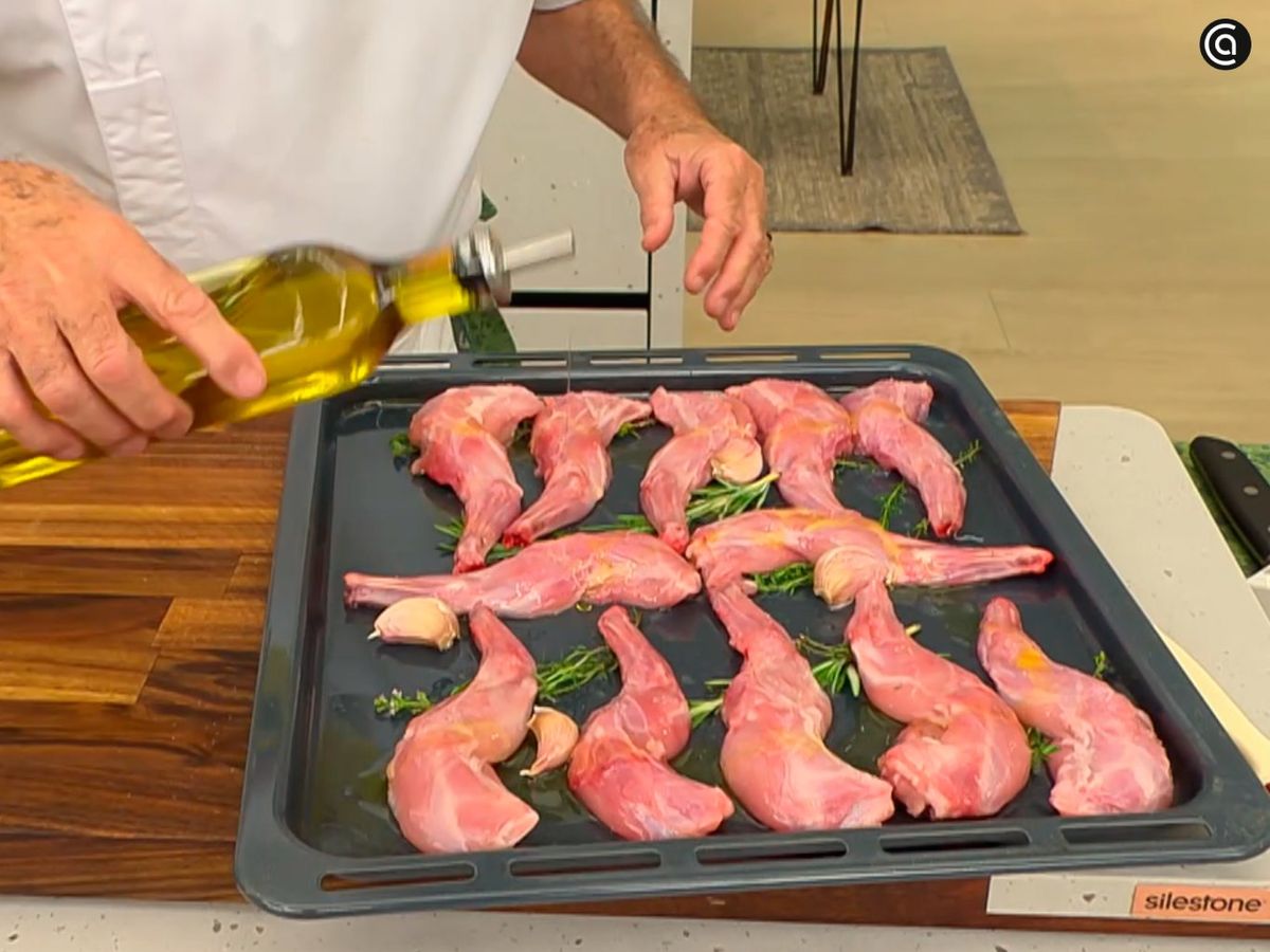 Hornea las paletillas de conejo previamente sazonadas