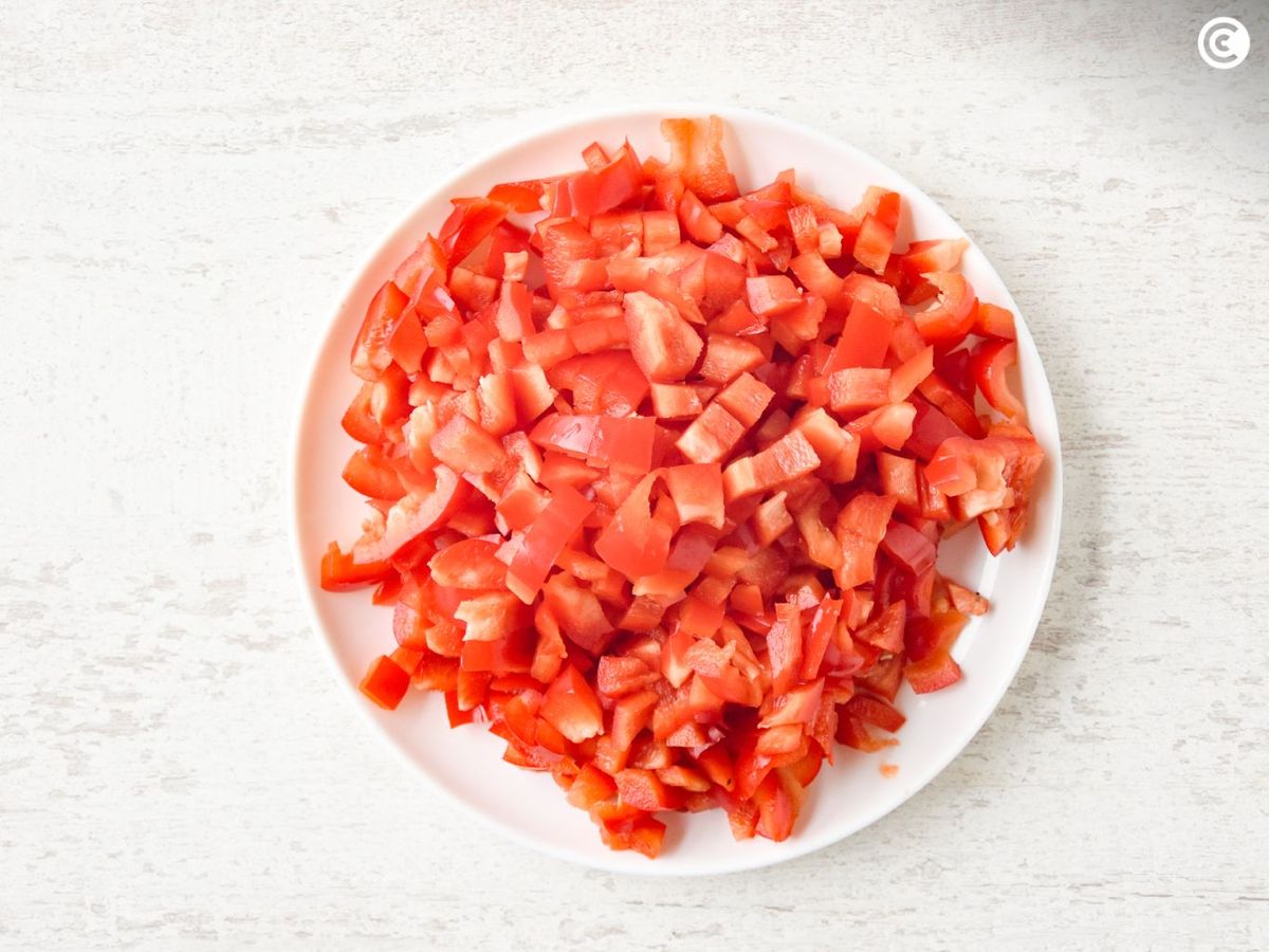 Cortar los pimientos rojos en dados pequeños para preparar la mermelada