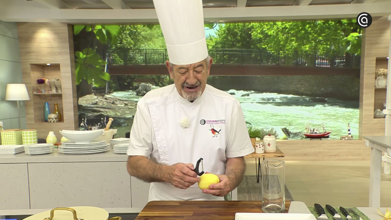 El método de Karlos Arguiñano para hacer patatas chips con un pelador