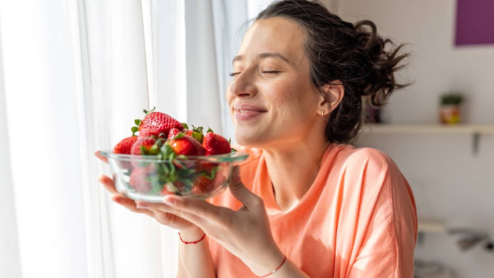 Mayo es temporada alta de fresas, una fruta versátil que puedes disfrutar en platos dulces y salados.