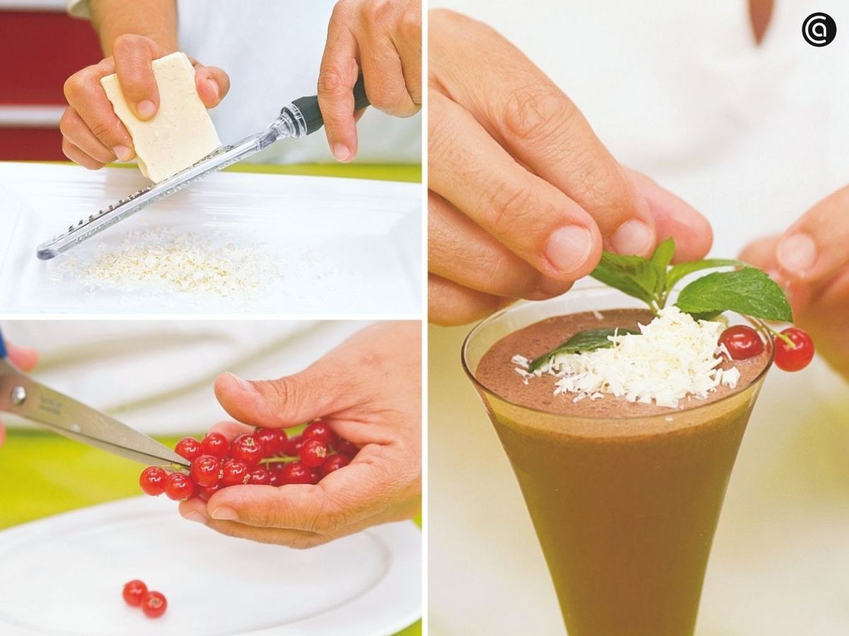 Decora el batido con chocolate blanco, grosellas y menta