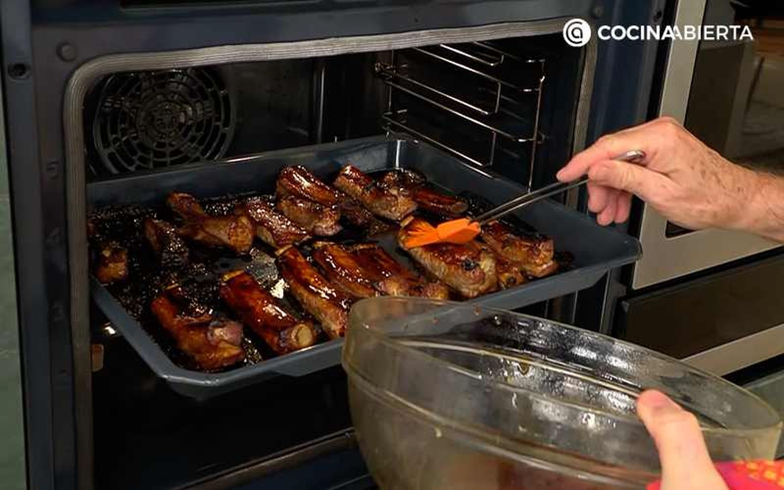 Unta un poco de la mezcla de salsa de soja y miel Unta un poco de la mezcla de salsa de soja y miel