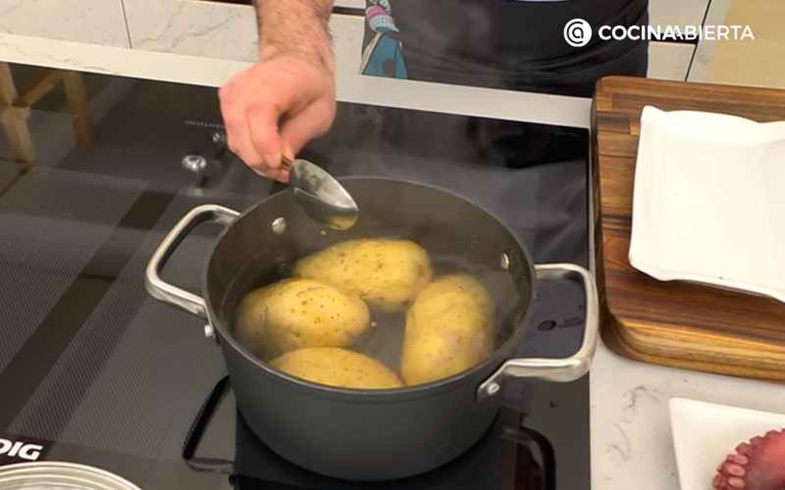Cuece las patatas Cuece las patatas