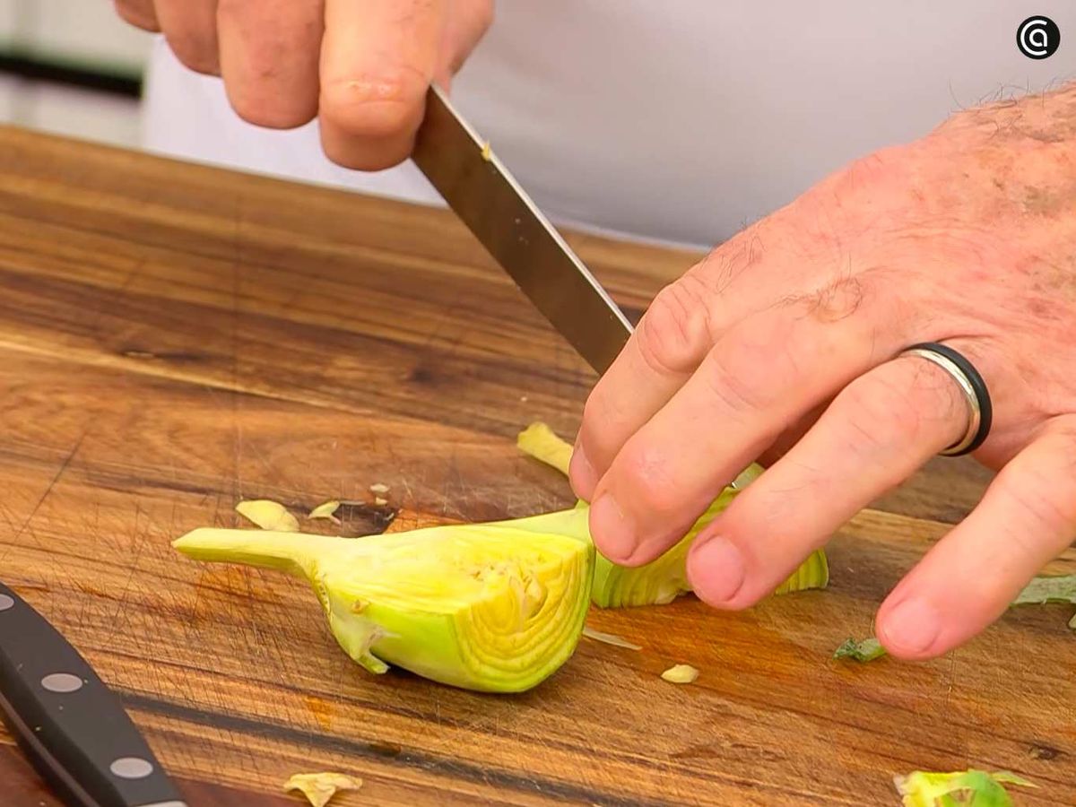 Pela y corta las alcachofas