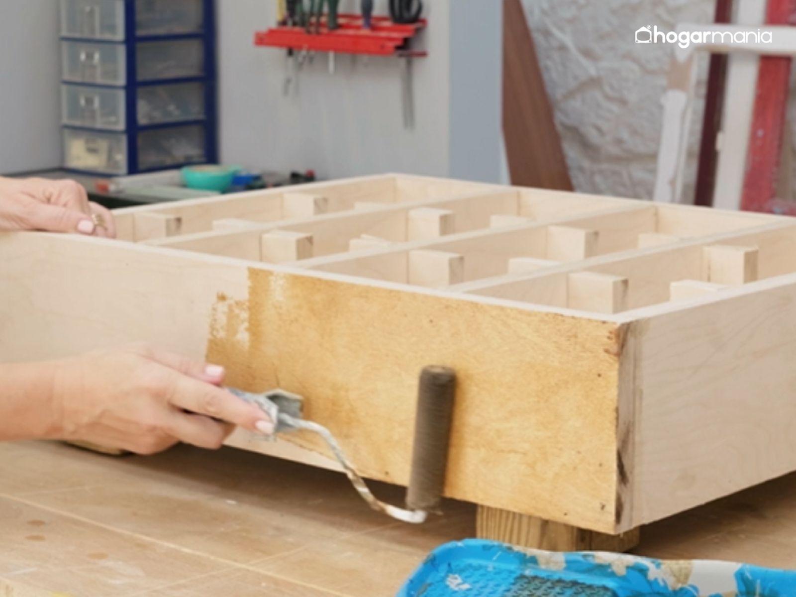 Aplica el barniz con un rodillo de espuma para proteger la madera y realzar su tono natural.