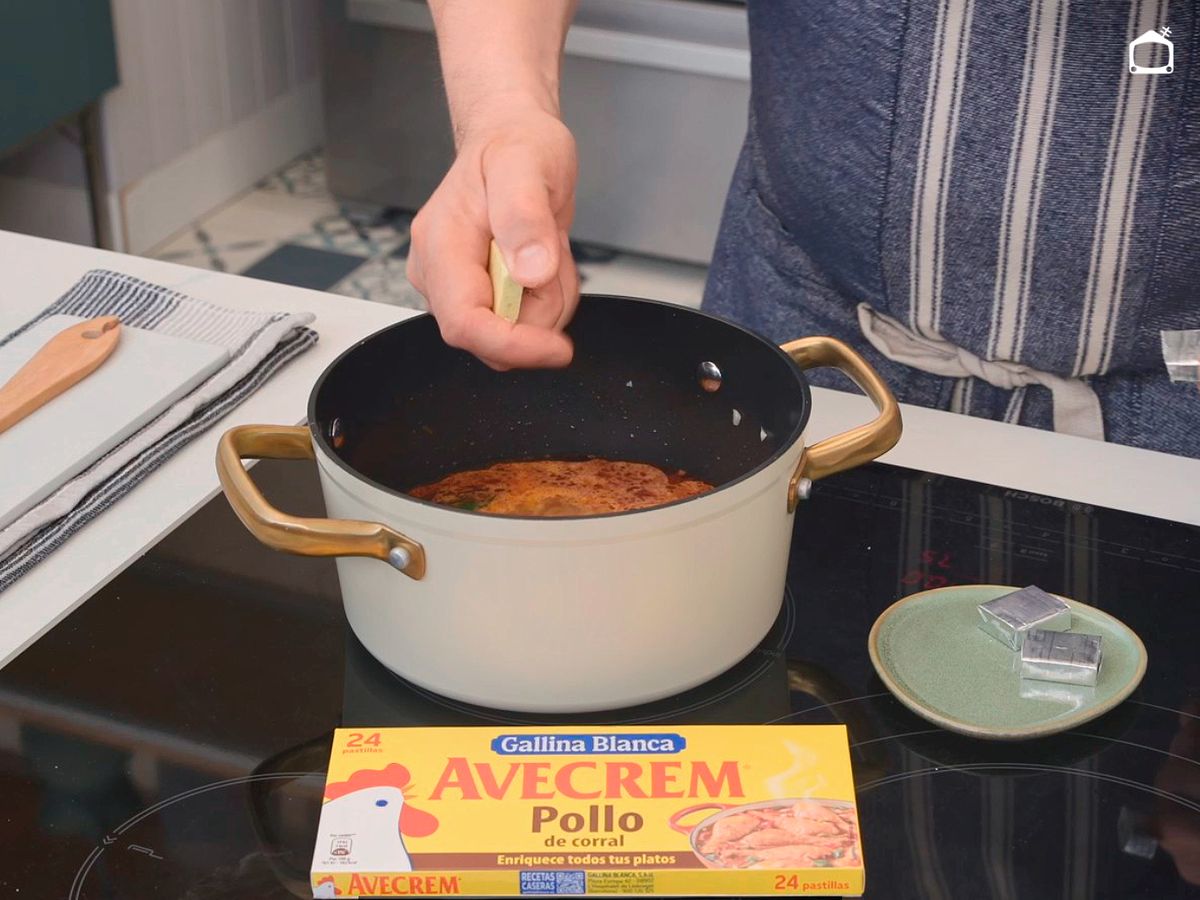 Prepara la salsa para las albóndigas de choco