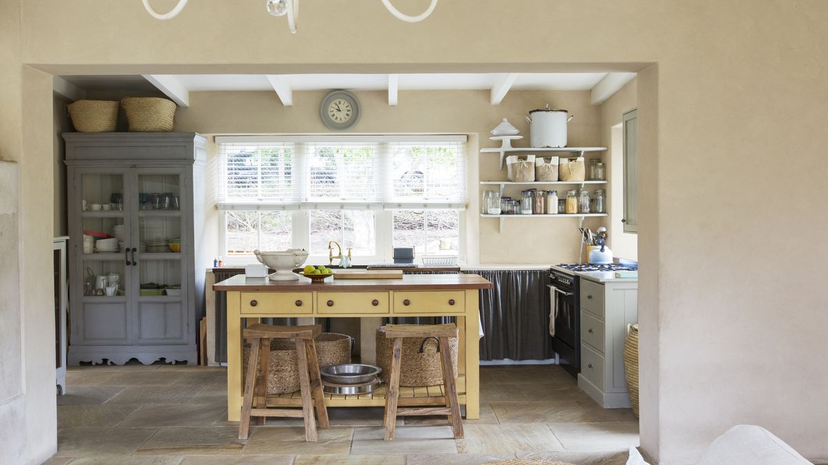 Añade cestos de mimbre y contenedores de metal o cobre para un toque más rústico