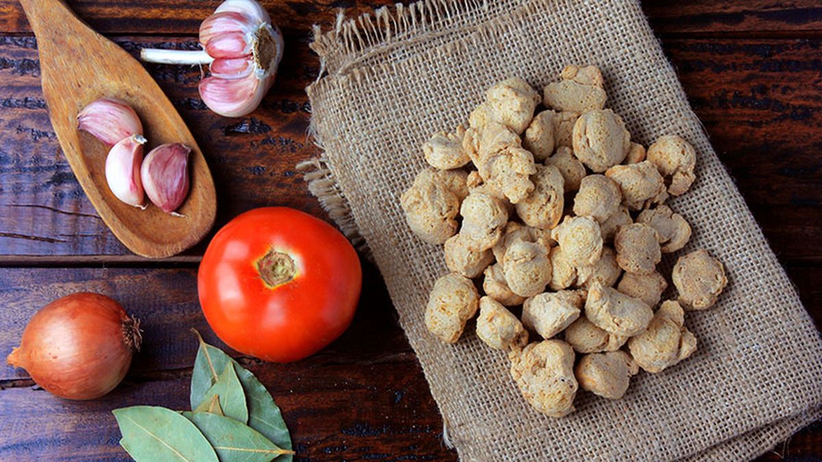 La soja texturizada apenas tiene sabor, por lo que es importante condimentarla