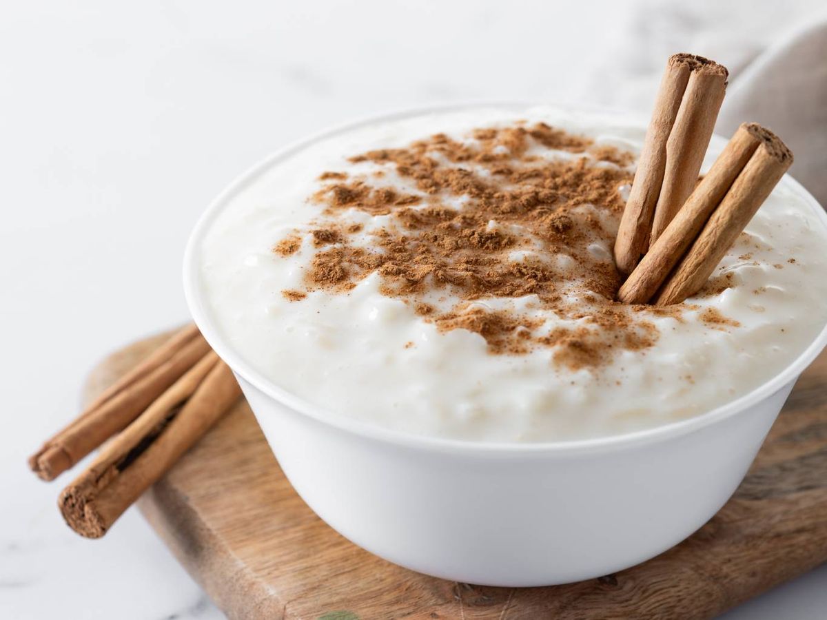 El arroz con leche, un postre clásico que evoca nostalgia y calidez.