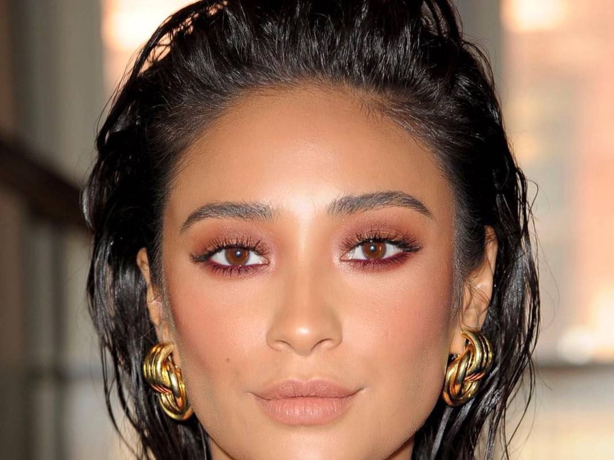 El efecto glow será una de las grandes apuestas para festivales en 2025: piel luminosa y natural.