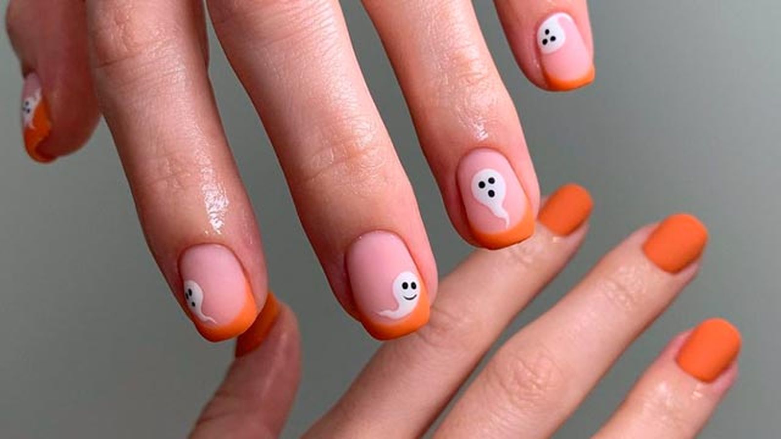 Simpática manicura con fantasmas Simpática manicura con fantasmas