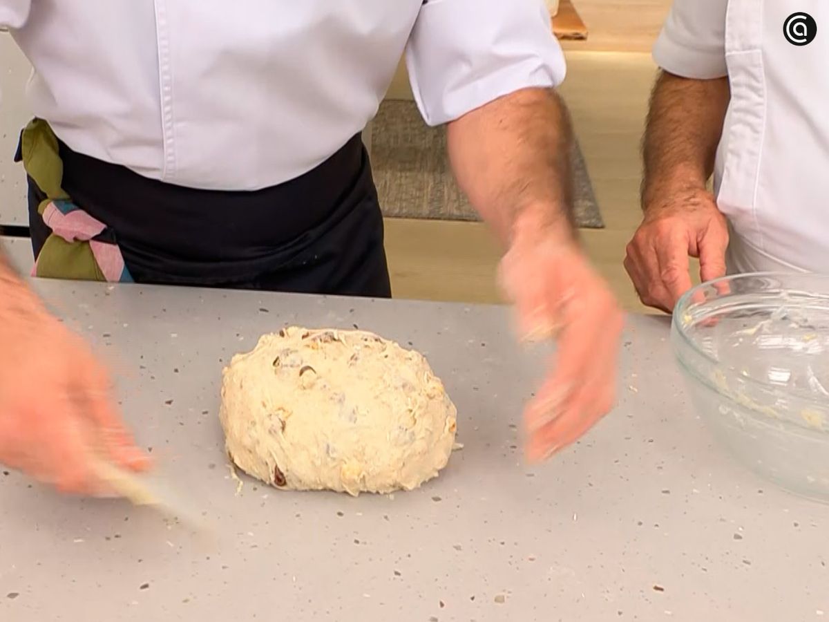 Dale forma redonda a la masa y déjala reposar hasta que doble su volumen