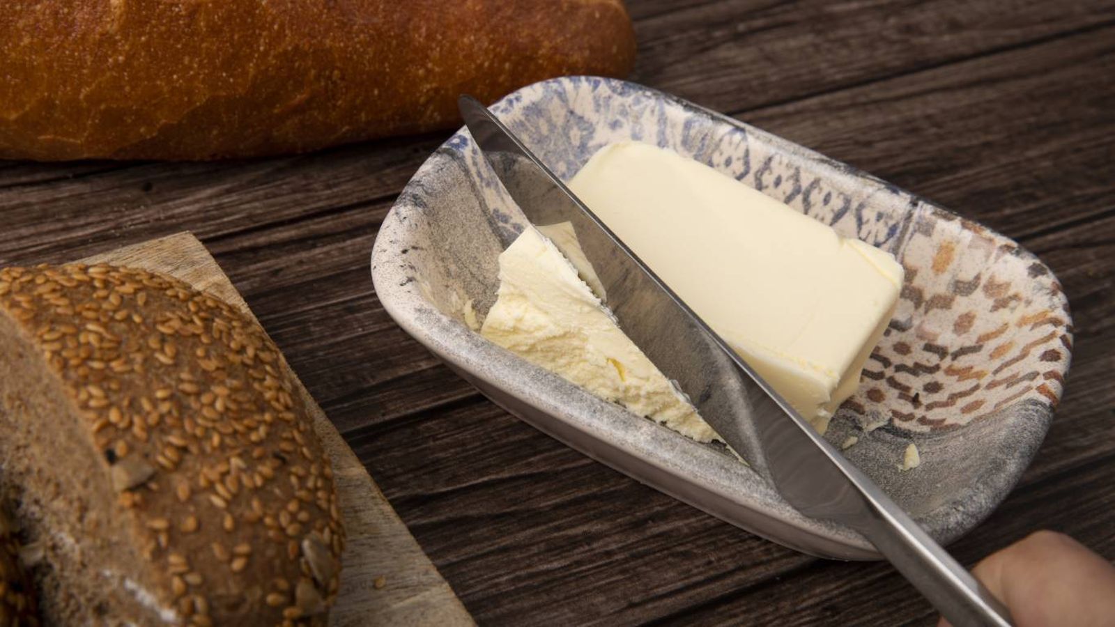 La mantequilla sin sal es el ingrediente base para preparar tanto ghee como mantequilla clarificada.