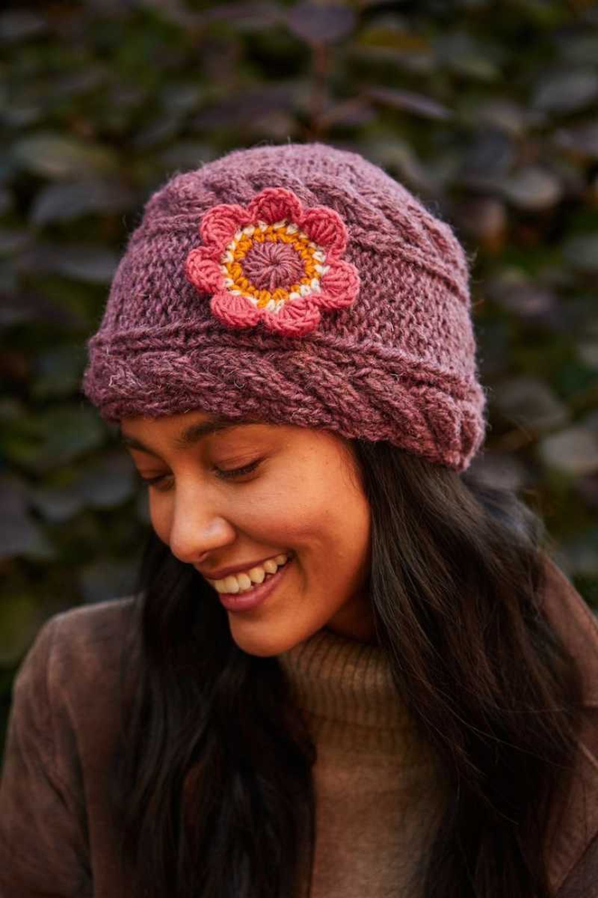 Gorro de invierno con flor.