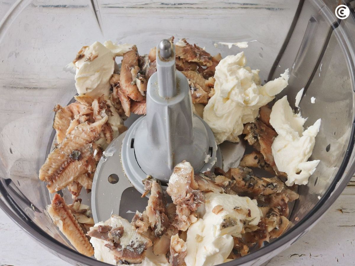 Triturar las sardinas con el queso crema para hacer el paté