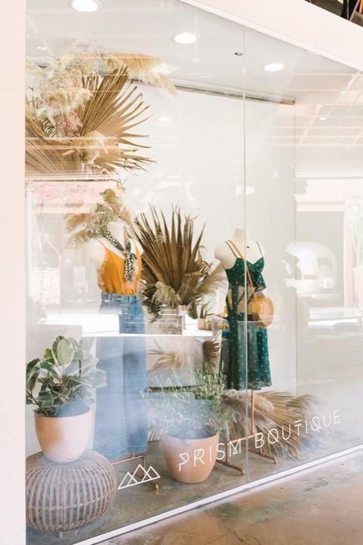 decorar escaparate primavera boho