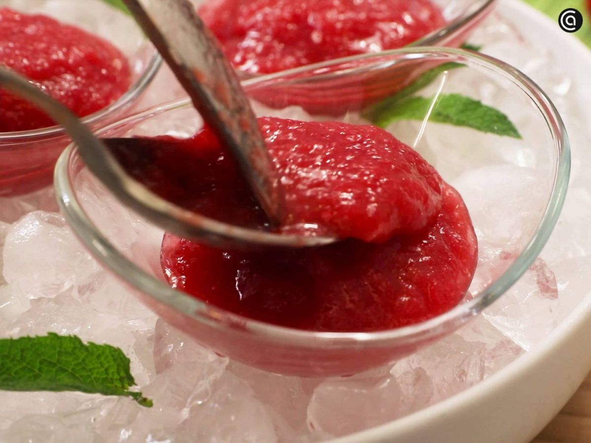 Sirve y decora con unas hojas de menta