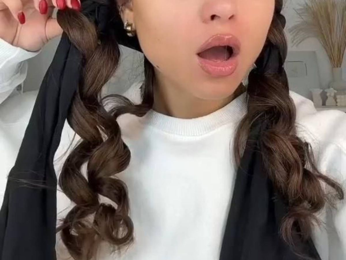 Al soltar los calcetines, el pelo queda con rizos definidos y naturales.