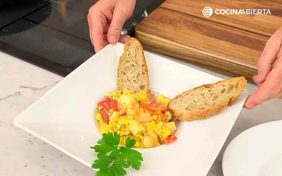 Sirve el revuelto con pimientos y langostinos