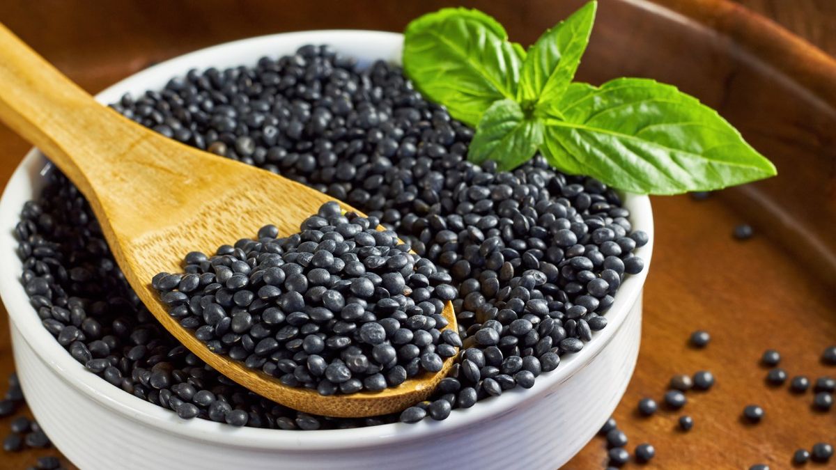 Esta legumbre de color negro destaca por su alto contenido en proteínas, hierro y fibra