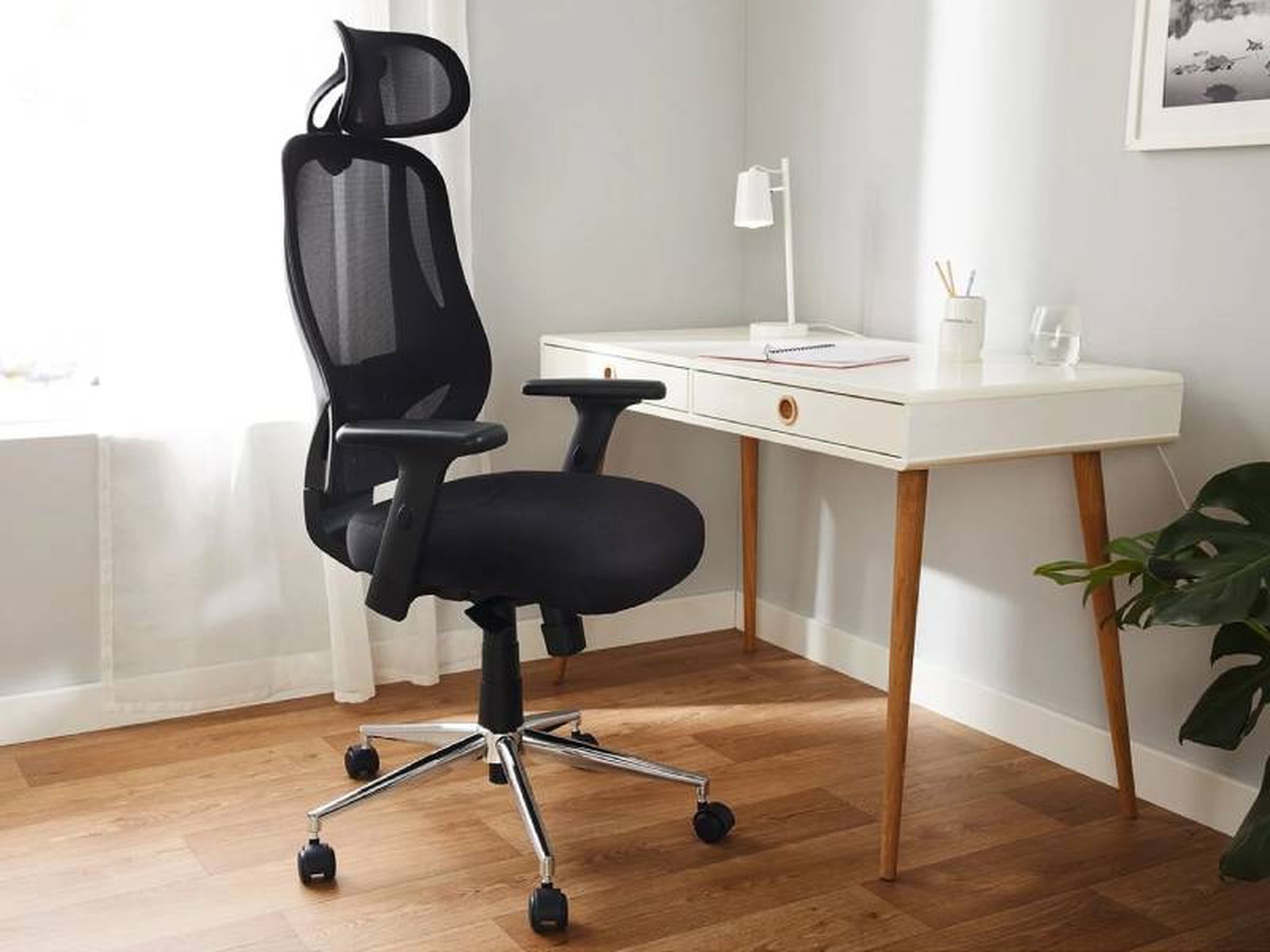 Silla giratoria con respaldo ajustable. Silla giratoria con respaldo ajustable.
