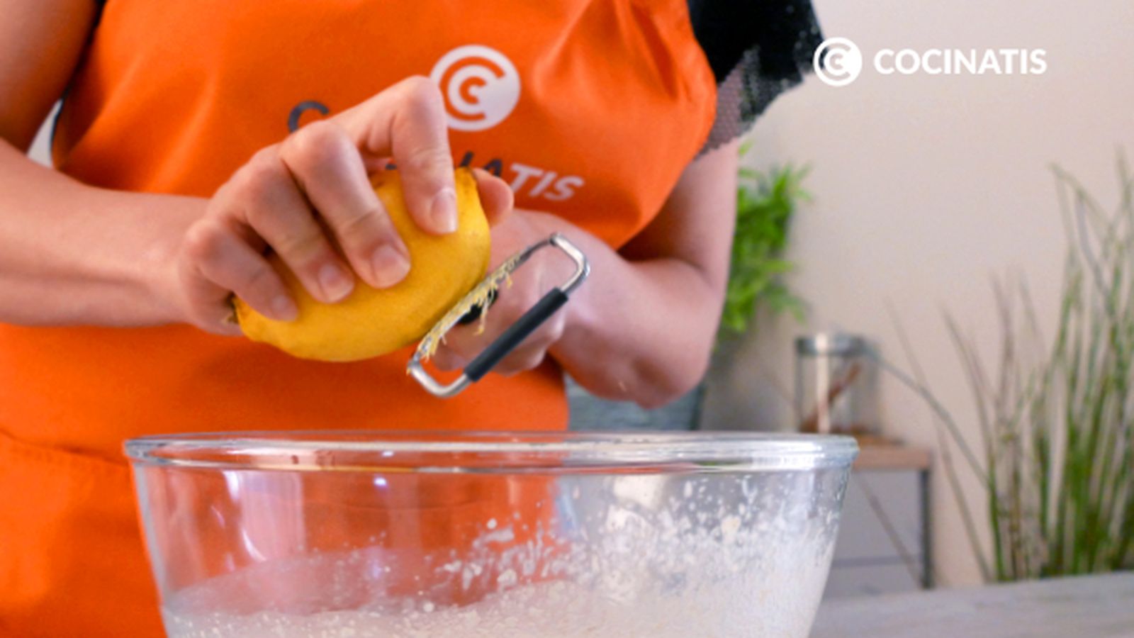 Ralla la piel de un limón Receta de tarta de yogur al microondas paso 3
